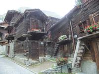 In Zermatt findet man noch die Holzhäuser mit den 