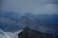 Jungfraujoch - Blick von der Sphinx - Richtung Schilthorn (Piz Gloria) (mit Wolkenhäubchen) und Station Birg (mitte-rechts) 