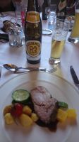 Leckeres Abendmenü mit regionalem Bier...