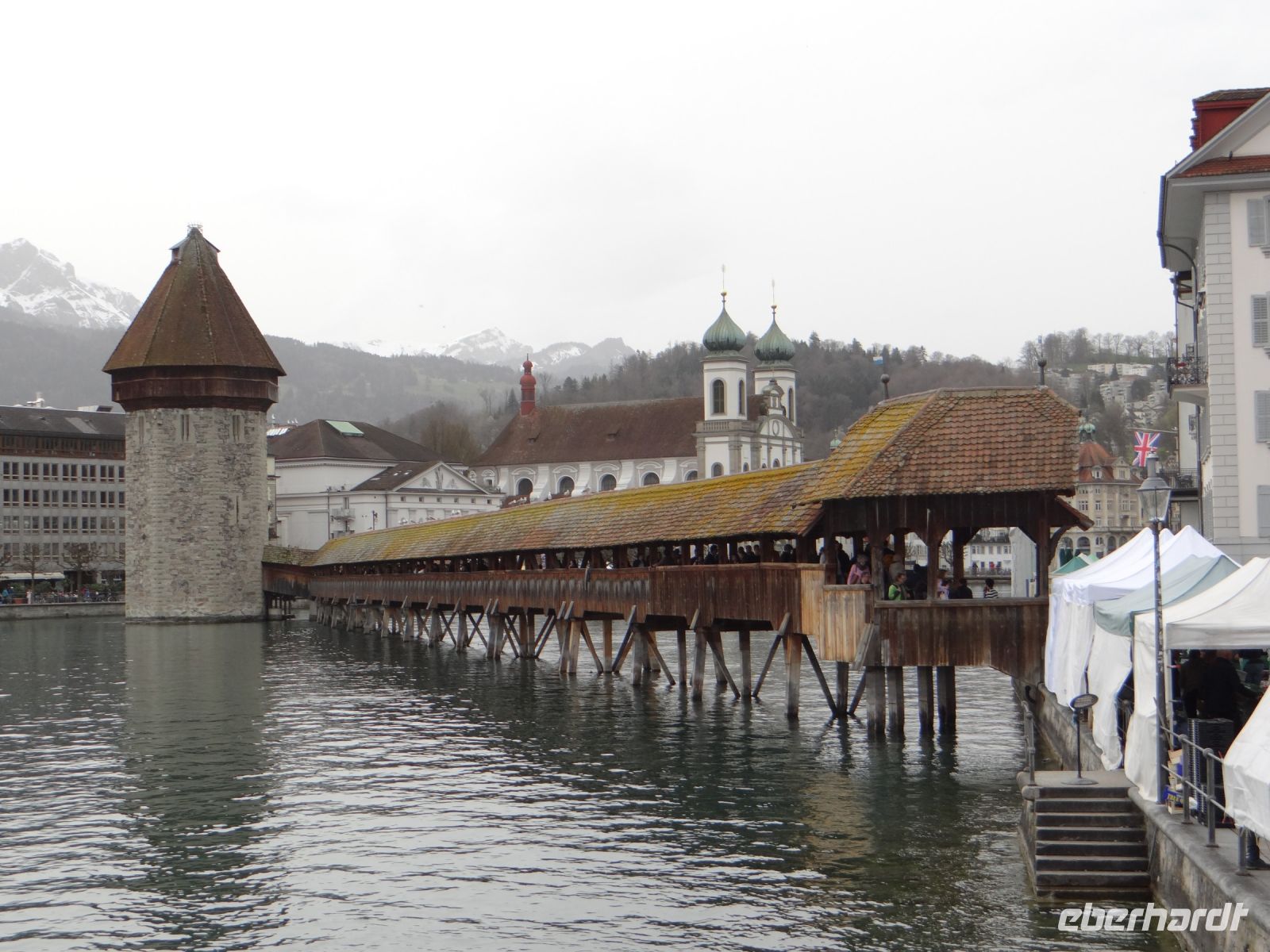 Luzern, die Kapellbrücke und im Hintergrund die Jesuitenkirche