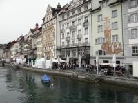 Luzern, schöne Häuser säumen das Ufer der Reuss.