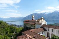 Madonna del Sasso und der Lago Maggiore
