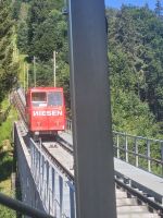 Mit der längsten Standseilbahn der Welt auf den Niesen