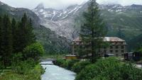 Reuss und blaues Haus in Gletsch