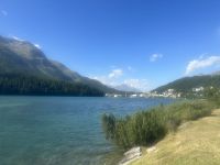 ein Spaziergang führt uns am Ufer des St. Moritz Sees entlang 