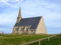 Etretat, Blick auf die Kapelle auf der Falaise d'Amont