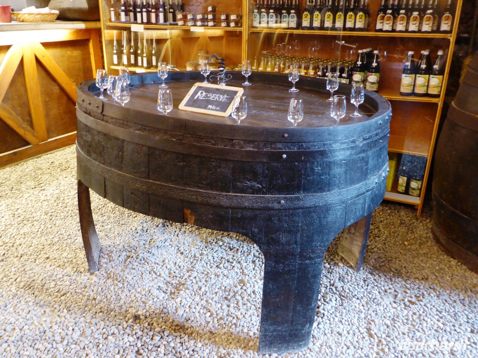 Vorbereitung auf die Weinverkostung in Riquewihr