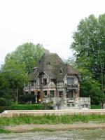 Ein Haus am Ufer der Seine