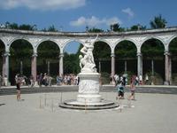 Einer der hundert Brunnen im Schlosspark Versailles