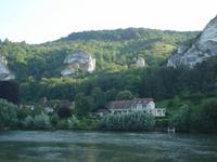 Weiße Kalkfelsen säumen die Seineufer