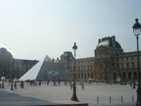 Glaspyramide im Louvre-Innenhof