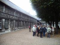 Das zweistöckige Beinhaus vom Aitre Maclou