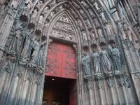 Toreinfassung aus rotem Sandstein an der Kathedrale