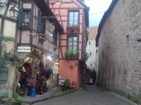 Gasse entlang der Befestigungsmauer in Riquewihr