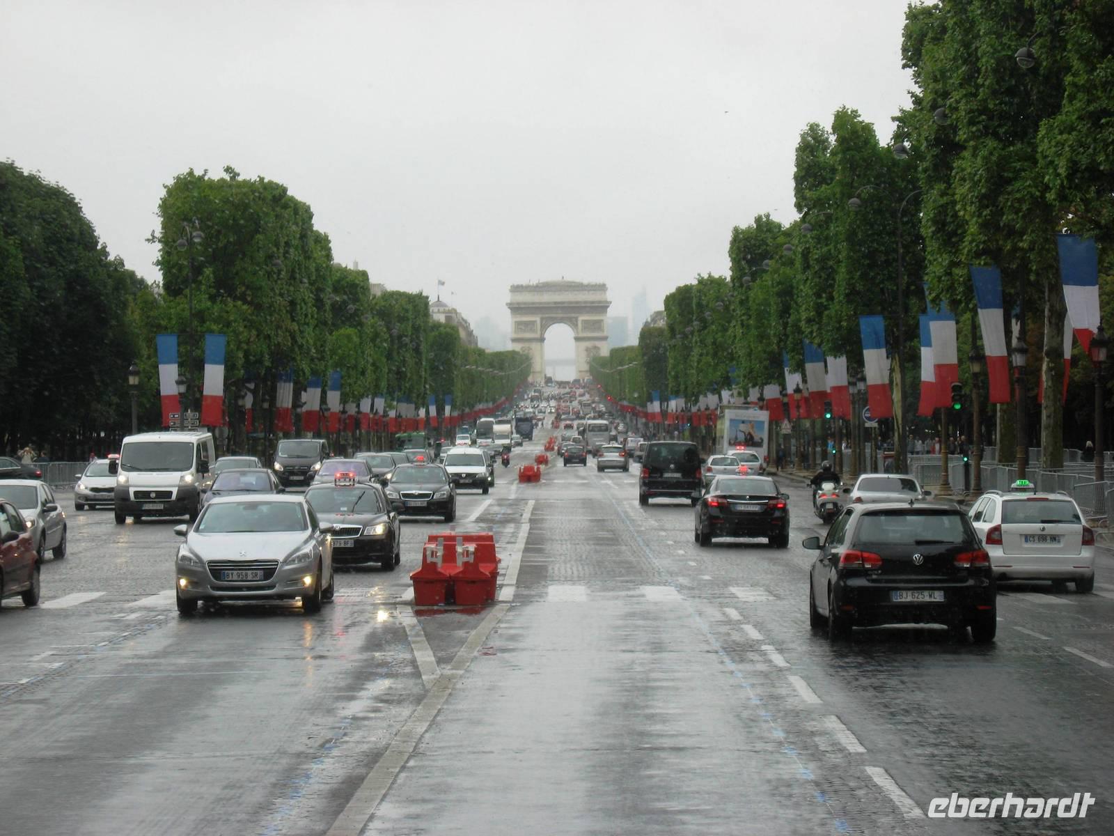 Champs-Elysées feierlich geschmückt