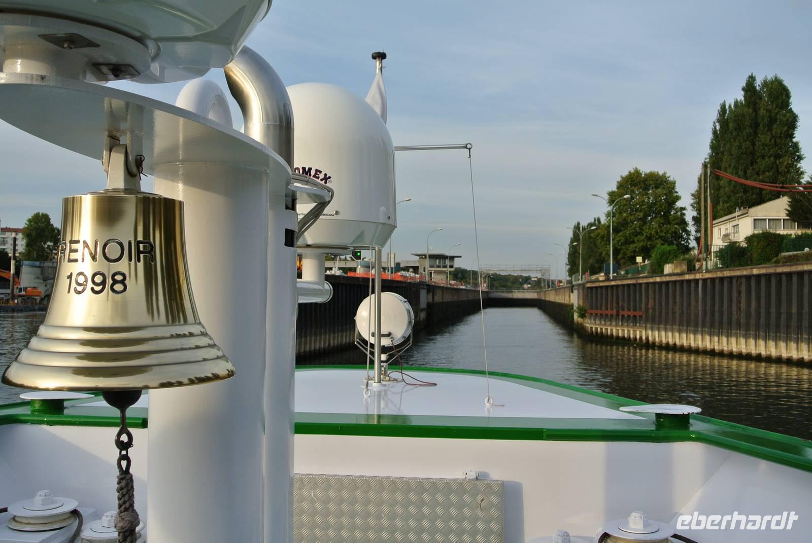 MS Renoir vor einer Schleuse