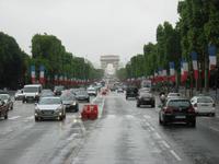 Champs-Elysées feierlich geschmückt