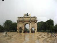 L'Arc du Carrousel bei Regen