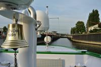 MS Renoir vor einer Schleuse