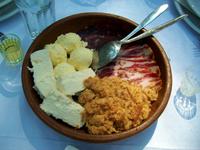 Mittagessen im Wald von Sirogojno