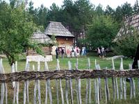 Eberhardt- Reisegruppe im Museumsdorf Sirogojno