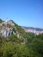 Auf dem Weg nach Sirogojno - Uzice in Hintergrund