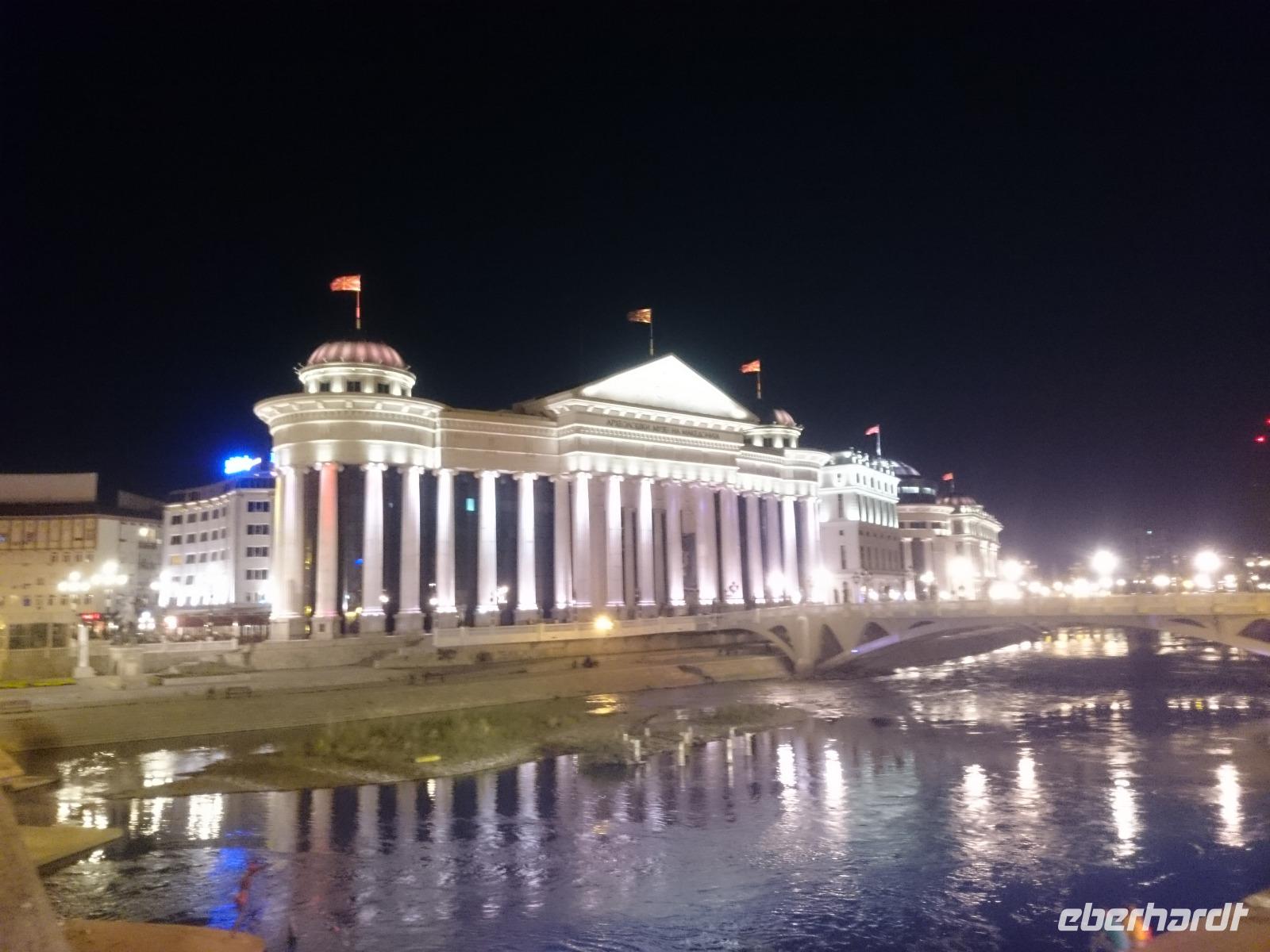 Skopje in der Nacht