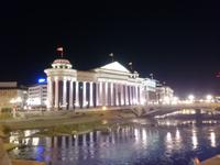 Skopje in der Nacht