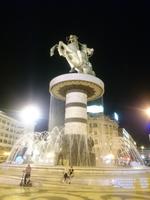 Skopje in der Nacht