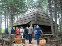 Zum Mittagessen im Ethnodorf