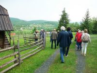 Eberhardt Reisegruppe auf Erkundung im Ethnodorf