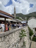 Viele Touristen besuchen Mostar