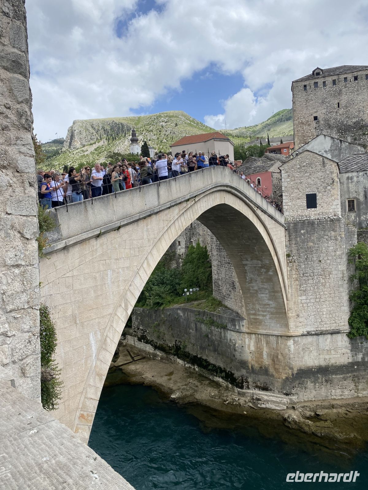 Die wiederaufgebaute Brücke über die Neretva in Mostar