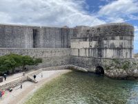 Die Stadt zeigt sich wehrhaft