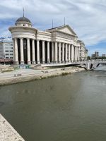 Am Fluss Vardar in Skopje