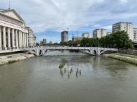 Fußgängerbrücke über den Vardar-Fluss