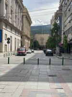 Alter Bahnhof mit der Uhr, sie erinnert an das große Erdbeben 1963