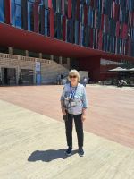 Vorm neuen Stadion in Tirana