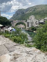 Die Brücke schwingt sich kühn über den Fluss