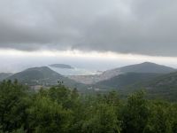 Budva unter Regenwolken
