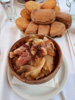 Mittagessen im Museumsdorf Sirogojno in Serbien