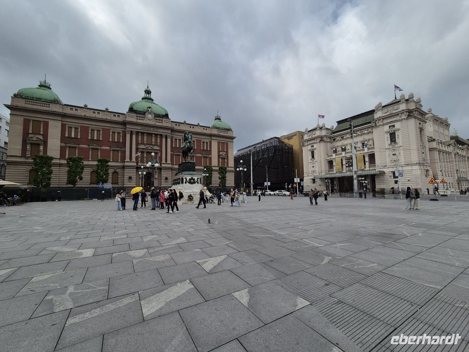 Tag 2 - Belgrad - Eindrücke - Zentraler Platz mit  dem Pferd und Nationalmuseum und Theater