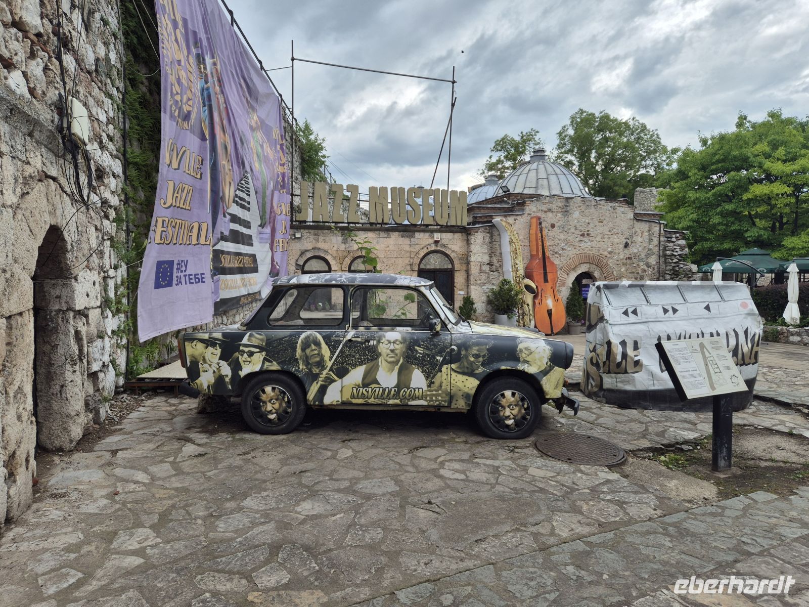 Tag 13 - Niš - Stadtrundgang - Schnappschüsse (17) - Nišville mit Trabant