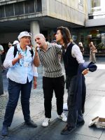 Ganz spontan wird ein Reiseleiter zum Strassensänger