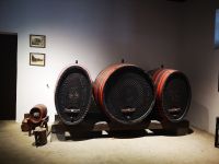 3 Fässer als Geschenk von 3 Länder an König Aleksander