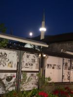 Ein Minarett und ein (fast) Vollmond