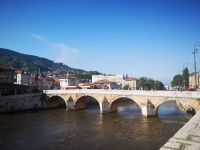 Die Brücke über Fluss Miljacka in Sarajevo 