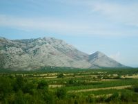 Polje, umgegeben von Bergen