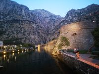 Kanal und der Stadtmauer von Kotor