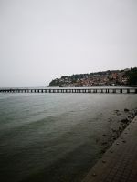 Der Morgen am Ufen von Ohrid See - grau und regnerisch